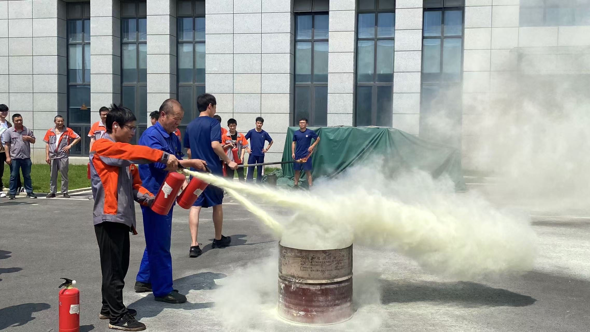 爭分奪秒，守護安全！新發(fā)現(xiàn)開展消防演習全力筑牢 “安全網(wǎng)”